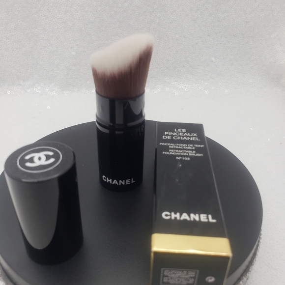 Chanel Retractable Foundation Brush Angled Brush - Picture 4 of 7